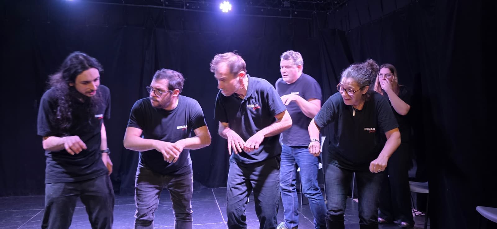 Improvisatrices et improvisateurs en spectacle sur la scène