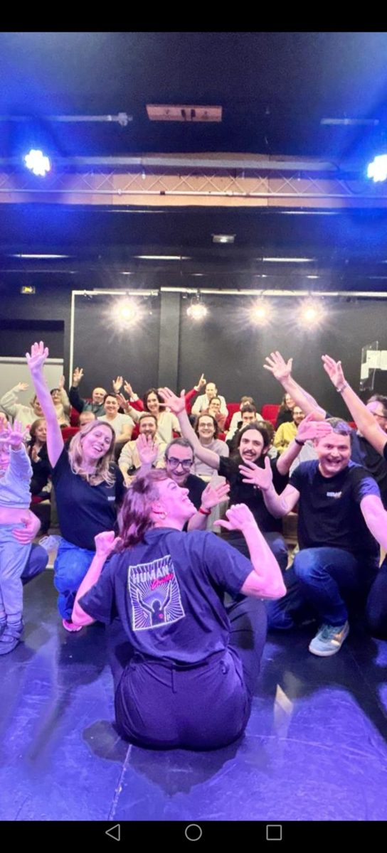 Le public et les improvisateurs en liesse après un spectacle Human Comédie