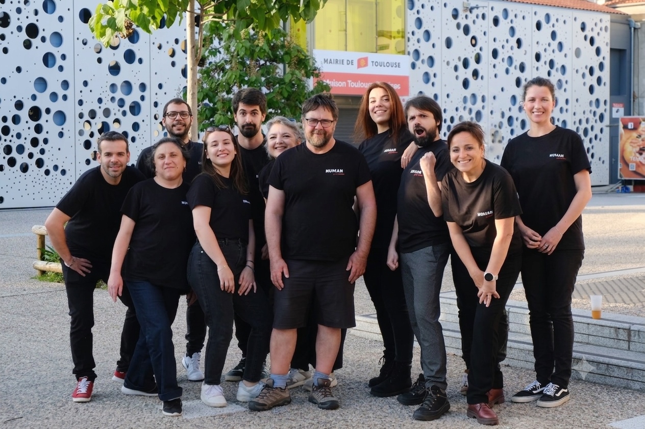L'équipe de Human Comédie réunie en extérieur à Toulouse