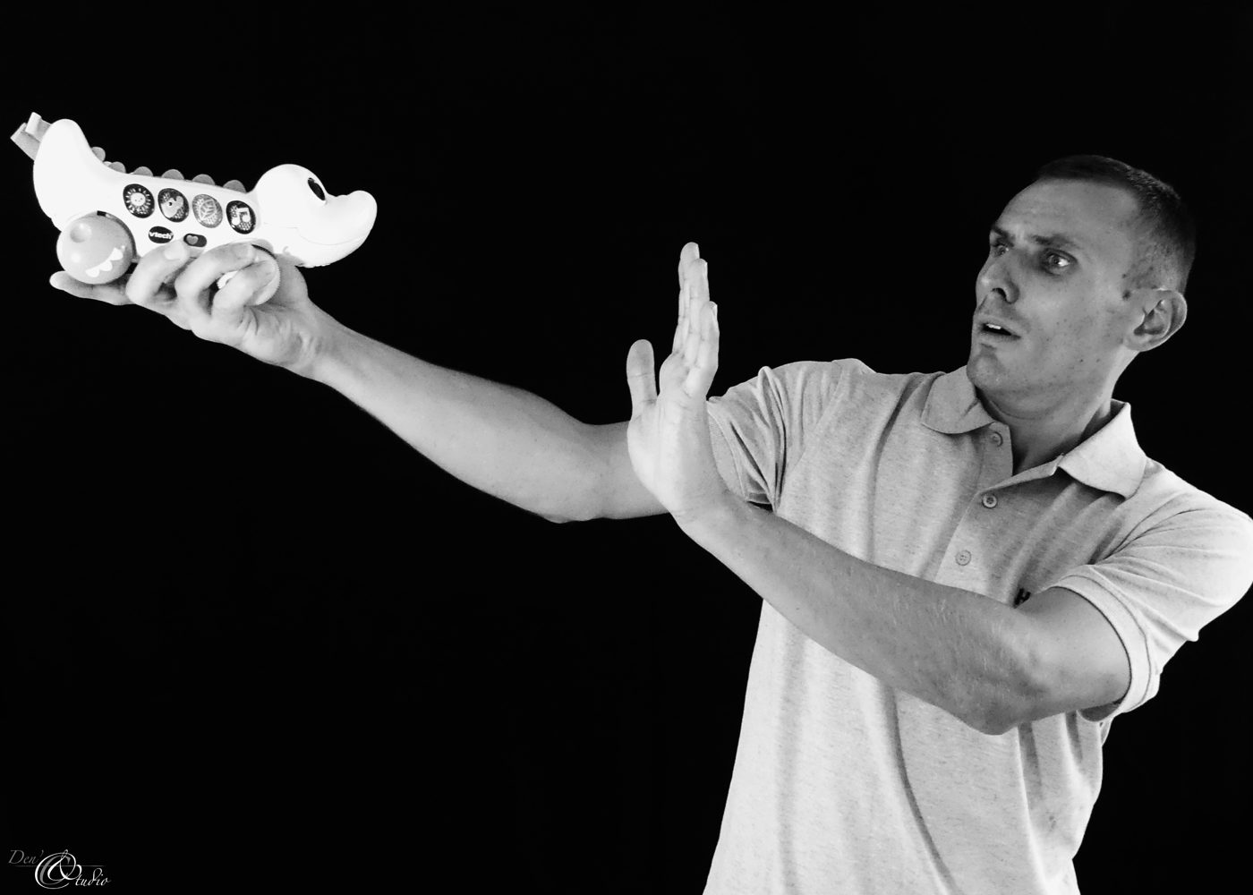 Improvisateur mimant un jeu d'objets invisible, photo studio noir et blanc