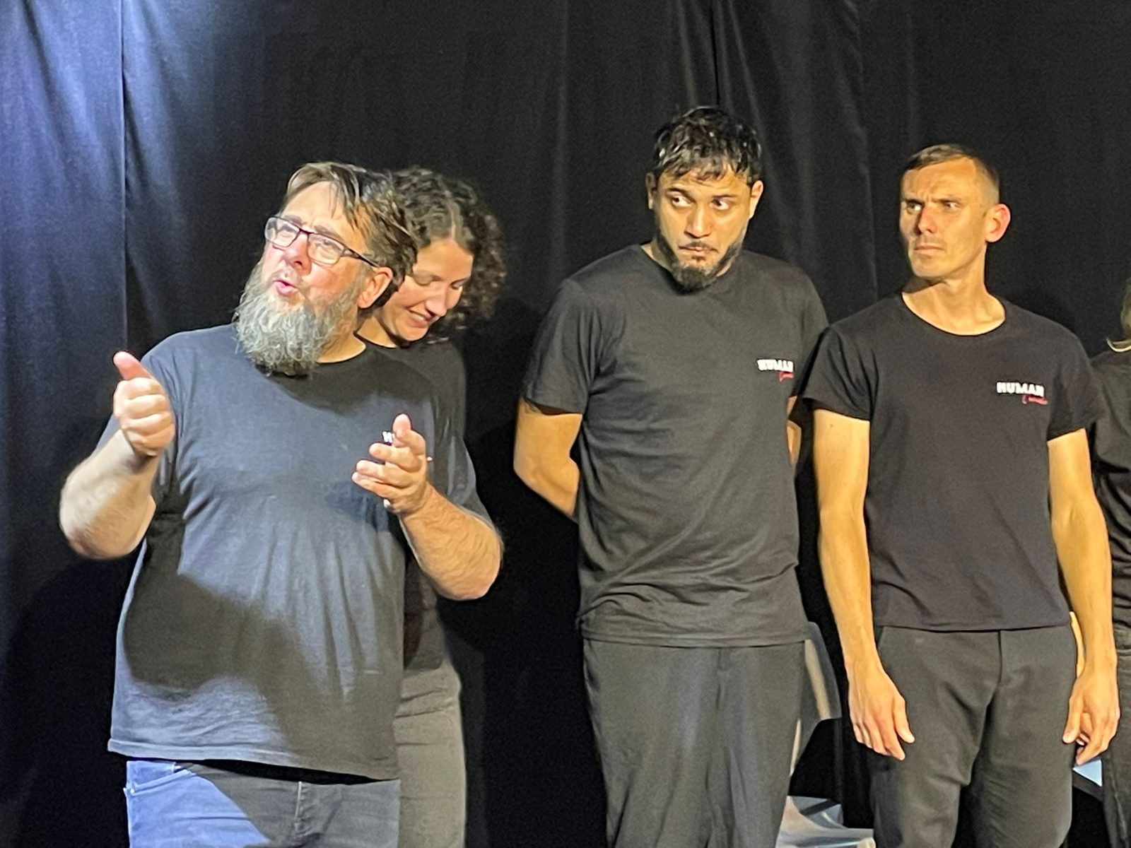 Spectacle d'improvisation de Human Comédie sous les lumières de scène